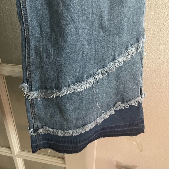 Plus Size Ripped Jeans. - Picture 3 of 7